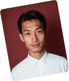 Foto seorang wanita tersenyum